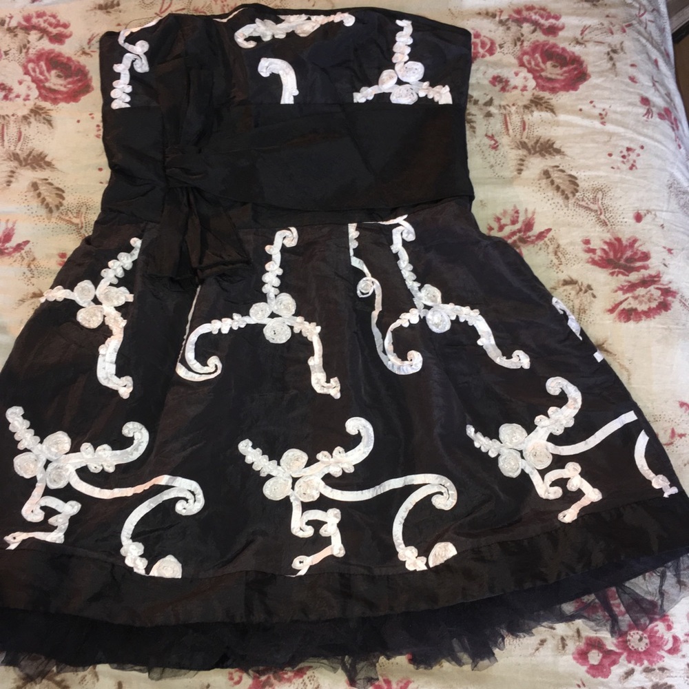 👗Black And White Strapless Dress